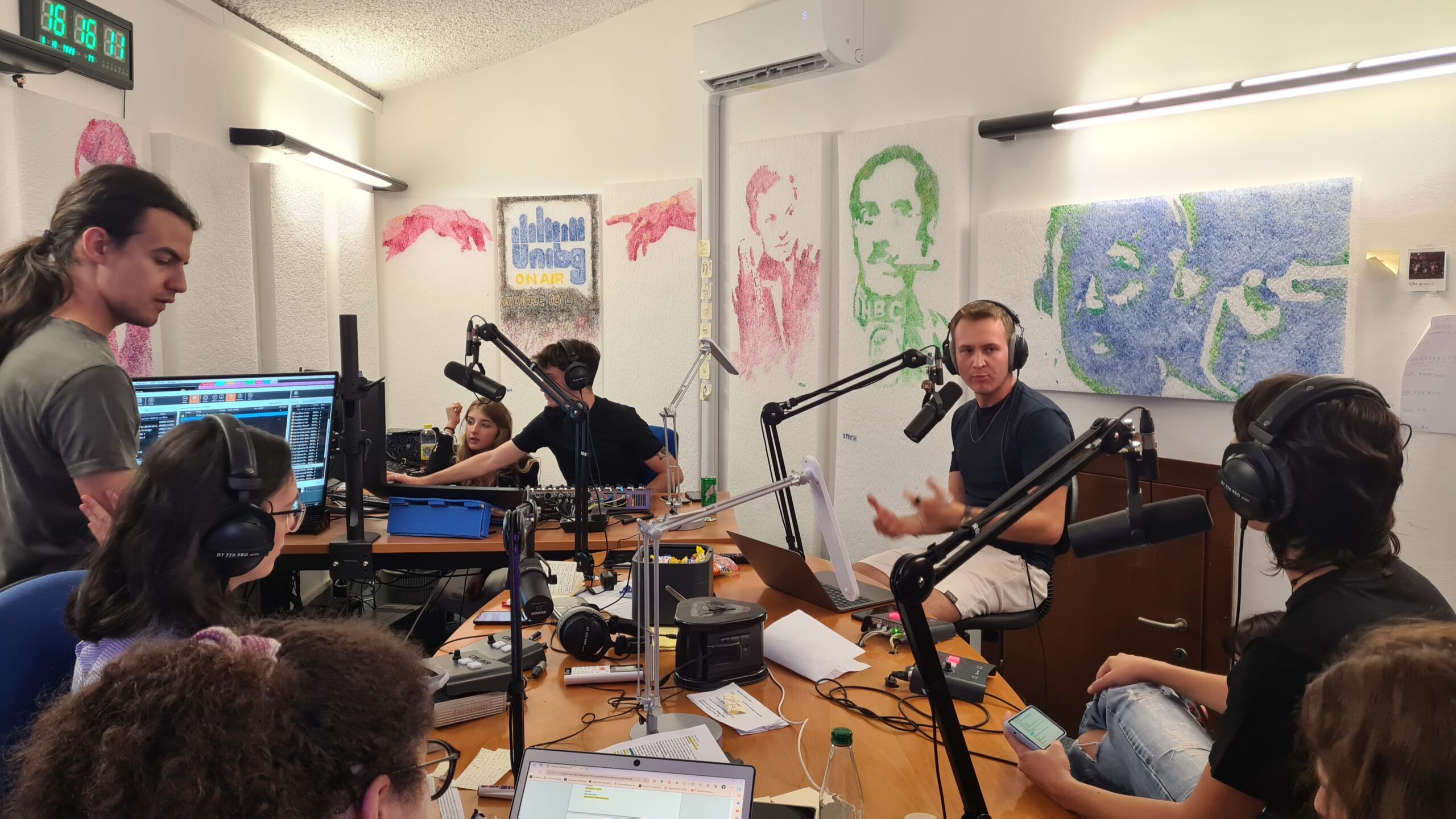 Foto dello studio durante la prima live