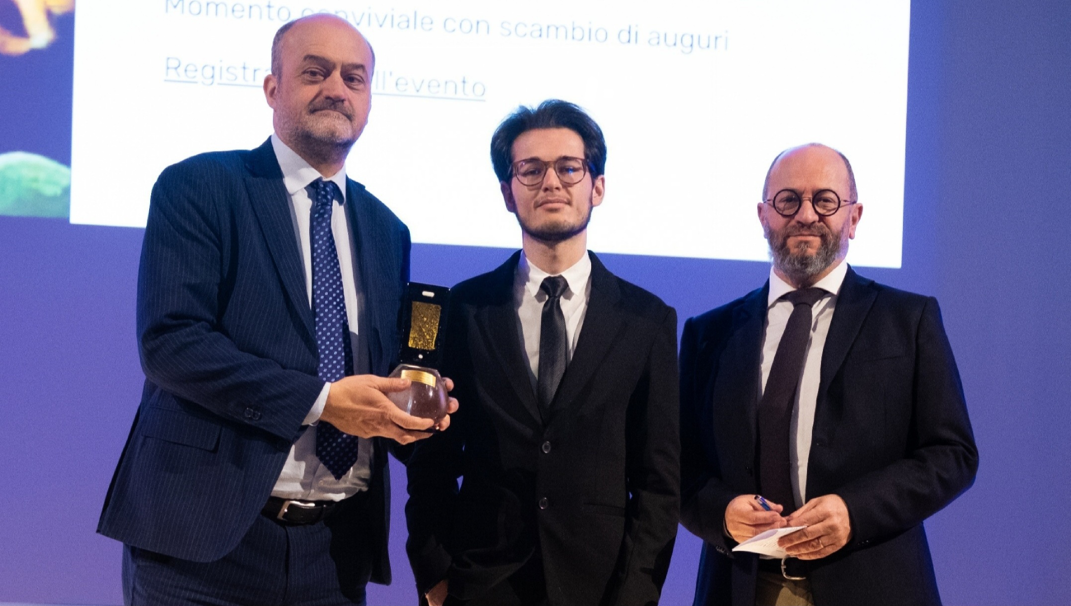 UniBg OnAir consegna lo Smartphone d'Oro al Rettore